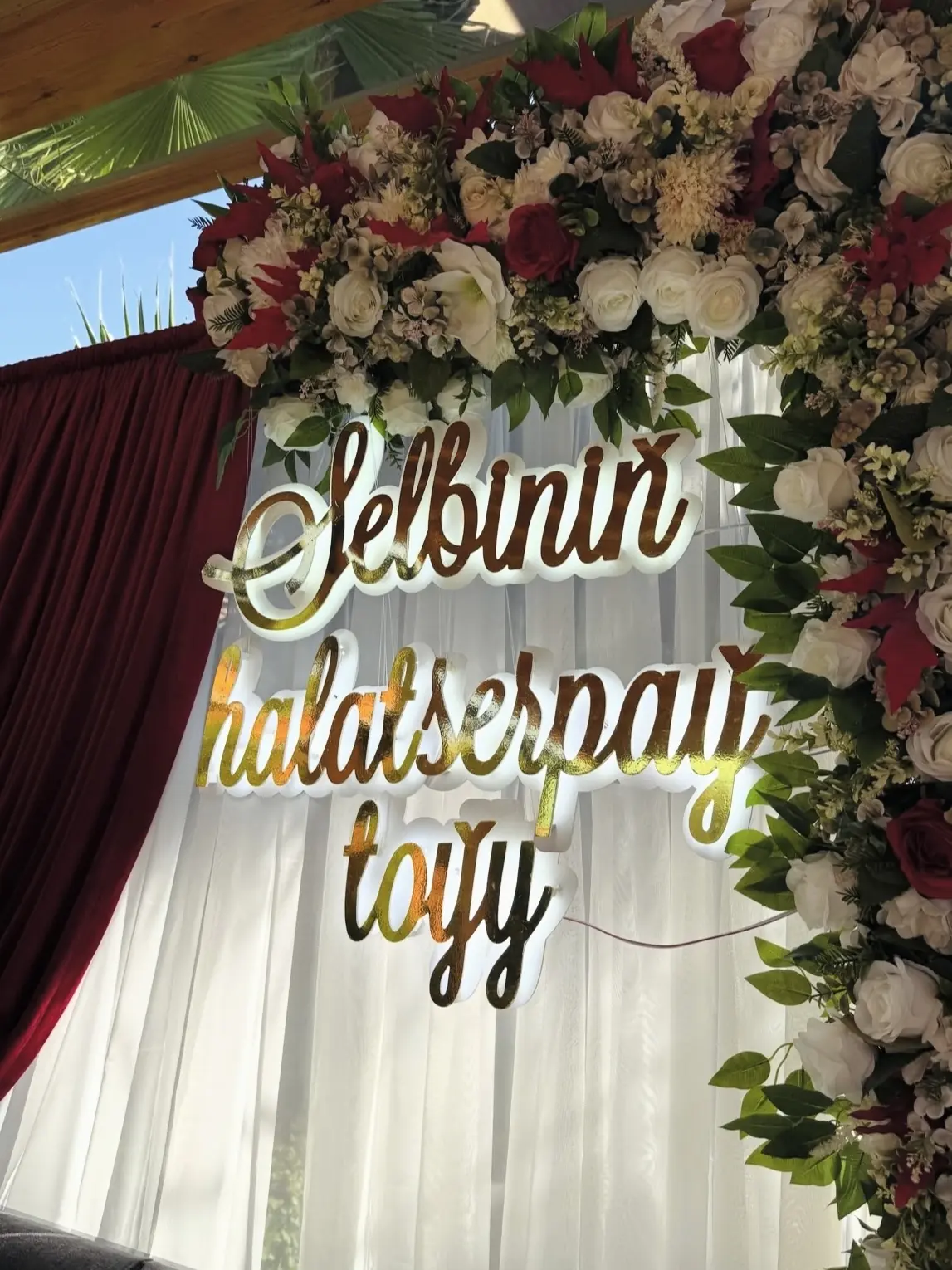 «Selbiniň halatserpaý toýy» ýazgyly gül bezegi